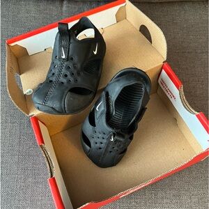 Toddler size 5c, NIKE Sunray protect sandal